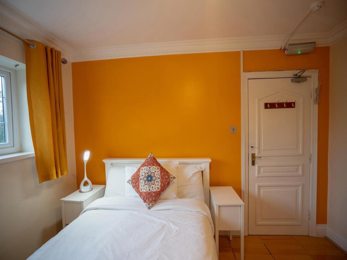 Oyo Oakcroft Guest House Manchester Airport Ringway Exterior photo